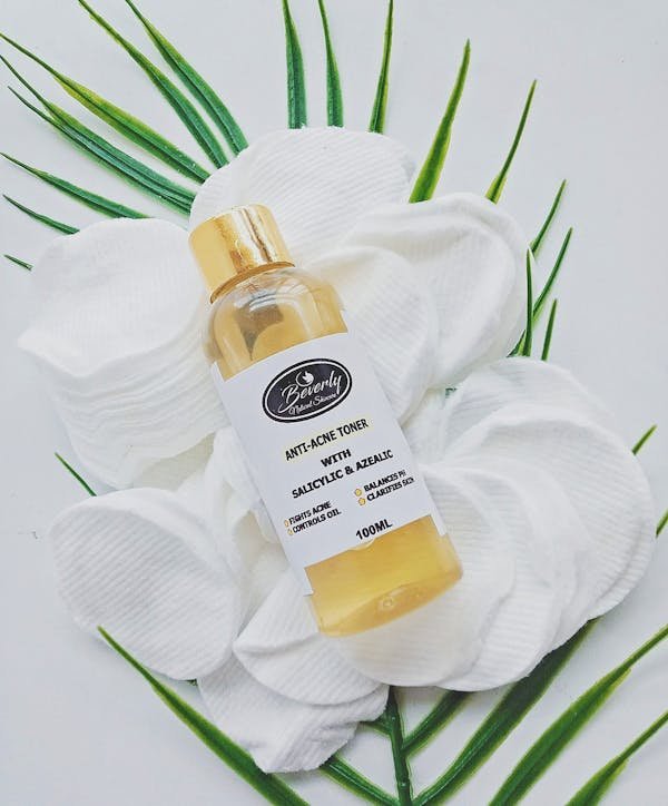 L'acide salicylique : exfoliant essentiel pour peau grasse